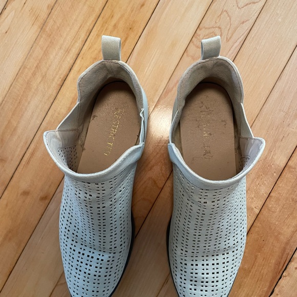 Cream/white suede ankle boots size 9/9.5 with 1 inch heel - Picture 6 of 10